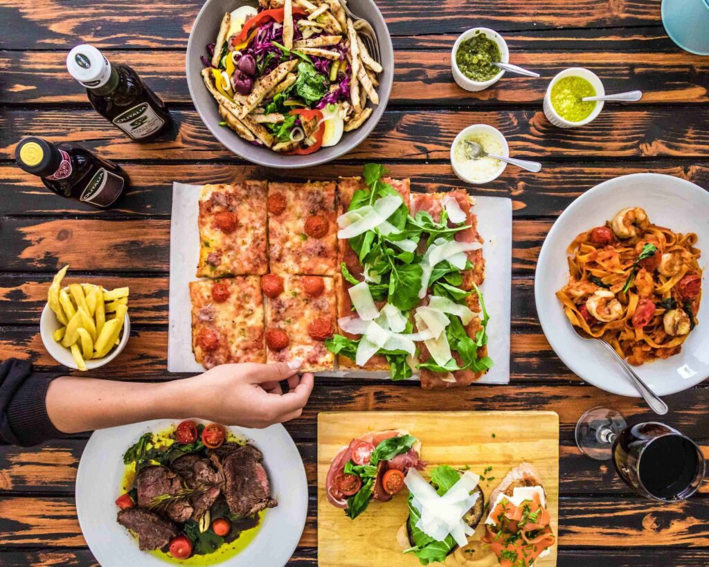 pizza closeup Rossa, Italian dining Bedfordview, Grande pizza slices, creamy pasta plate, Bedfordview restaurant crowd, Joburg ETC